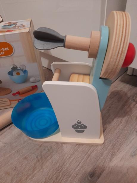 Drevený barby domcek+ďalšie prislusenstvo, 