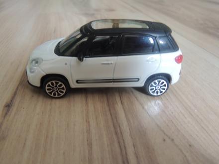 Zberateľský model auta fiat 500 bburago, 