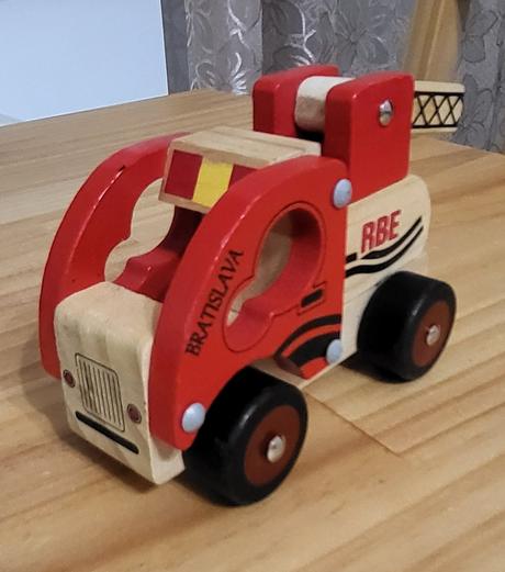 2x drevené auto - hasiči, policajti, 