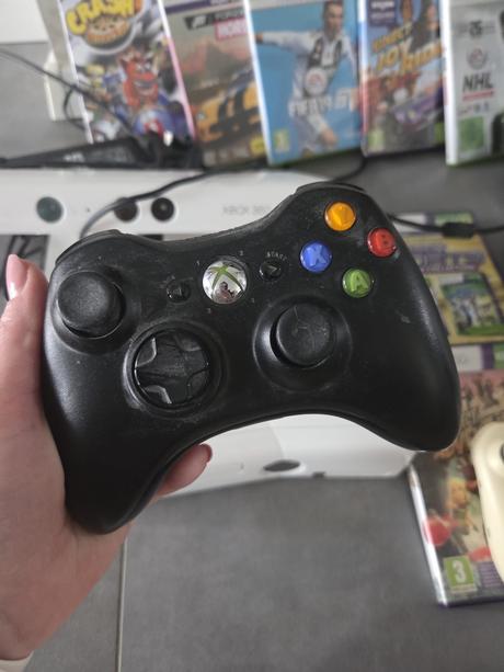 Xbox 360 + kinect + 2 ovládače + 10 hier,