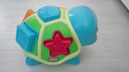 Hrá, chodí a vystreluje kocky.,