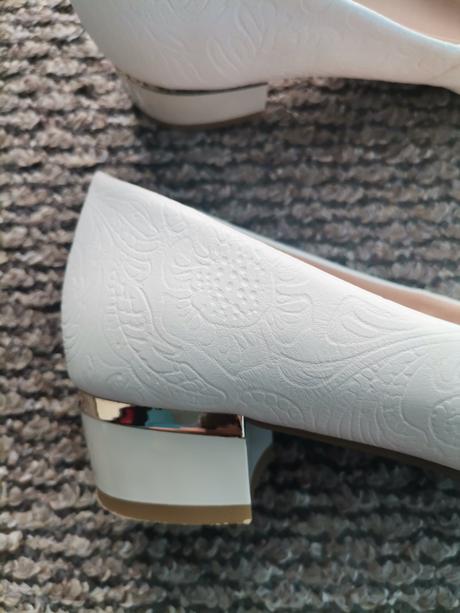 Biele lodičky na nízkom podpätku, clara barson,37