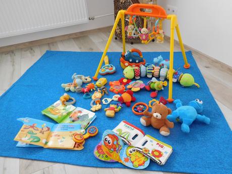 Deka modrá nová + hrkálky,