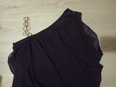 Čierne šaty na jedno rameno, 50