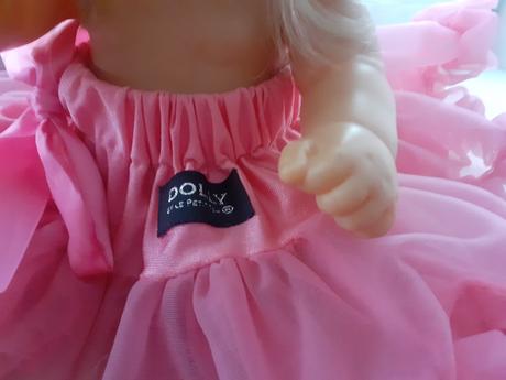 Bábika v ružovej dolly sukničke a s čelenkou, 