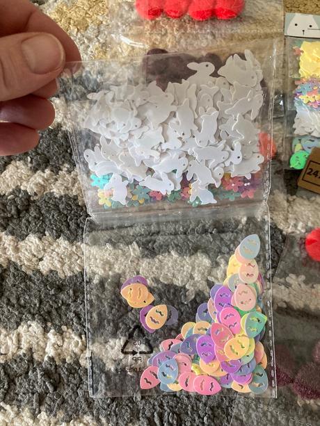 Plyšové guličky a trblietky na tvorenie, 