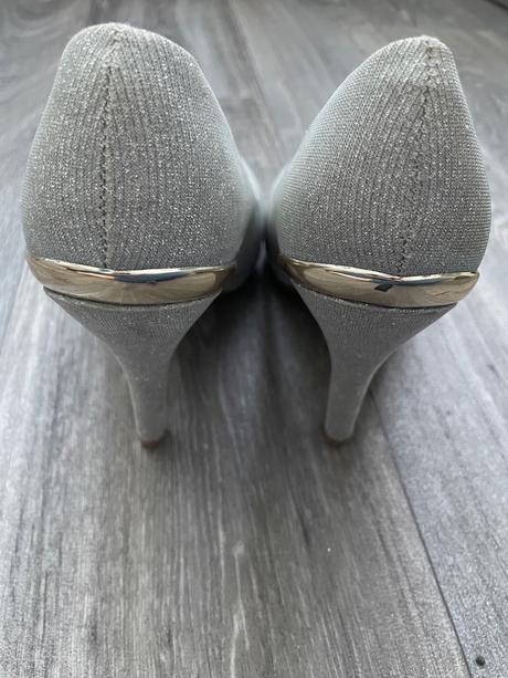 Elegantné strieborné, trblietkavé lodičky, 38