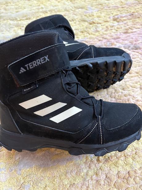 Snehule, adidas,35