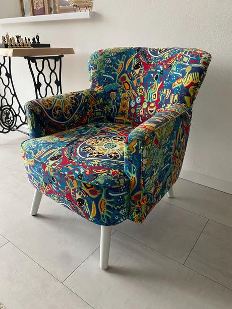 Pestrofarebné dizajnové kreslo,