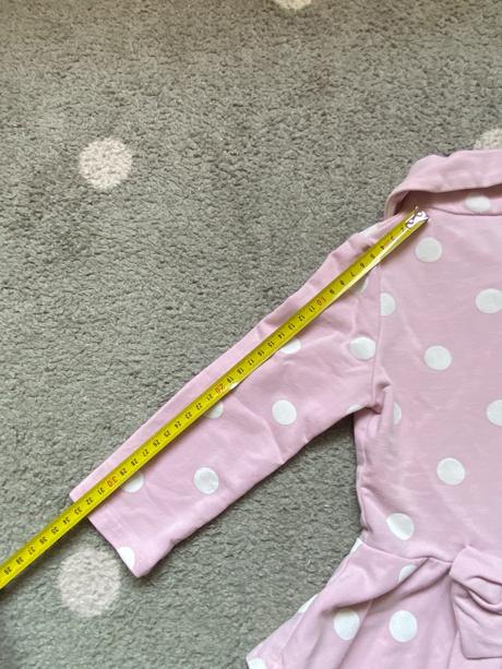 Bodkované sako a menšestrové šaty, 86