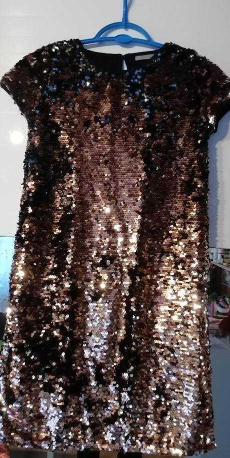 Šaty s otočnými flitrami, 158