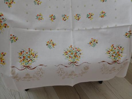 Biely bavlnený obrus  zvazok kvetov,, 