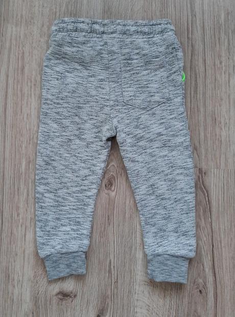 Hrubšie chlapčenské tepláky, tesco,92