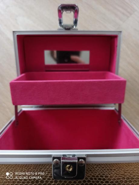 Zlatista sperkovnica, 