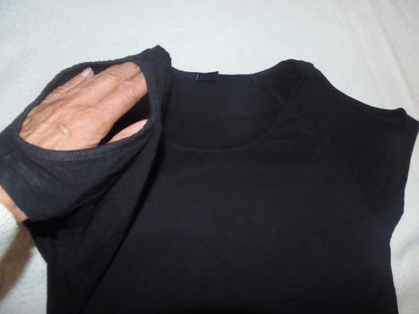 Tričko s otvormi na ramenách, 36