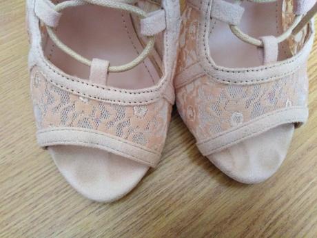 Nádherné čipkované sandálky, 36