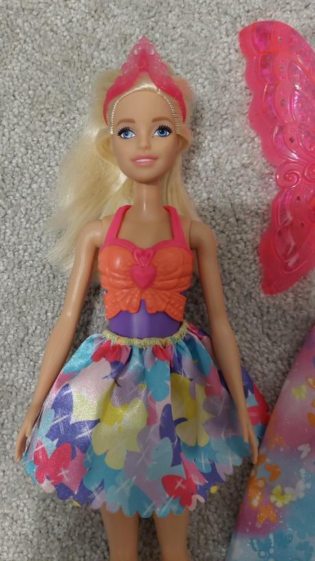 Barbie víla s krídlami a nahradným oblečením, 