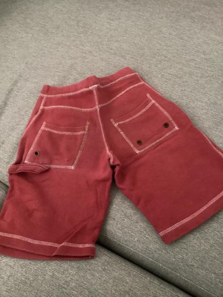 Kraťasy s poškodením, 116