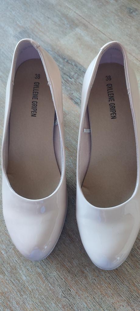 Lakovane lodicky, 38