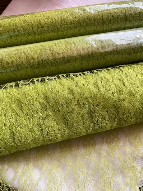 Zelena krajka s ružami,