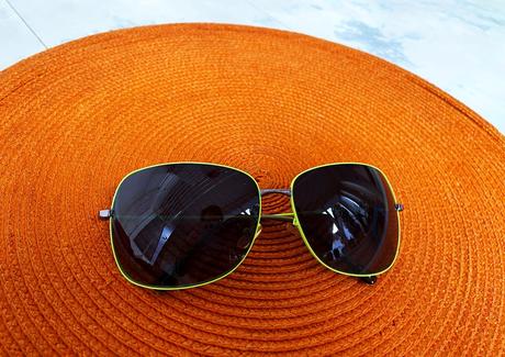 Okuliare s neónkovým rámom,