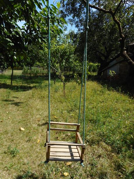 Klasická drevená hojdačka pre najmenších,