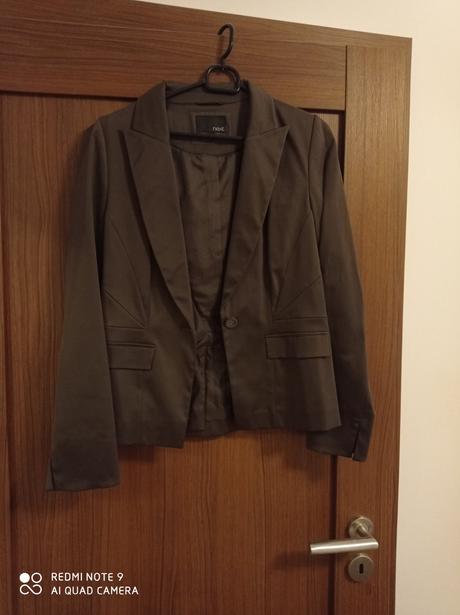 Hnedé sako, next,m