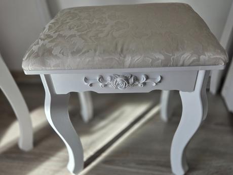 Kozmetický stolík, 