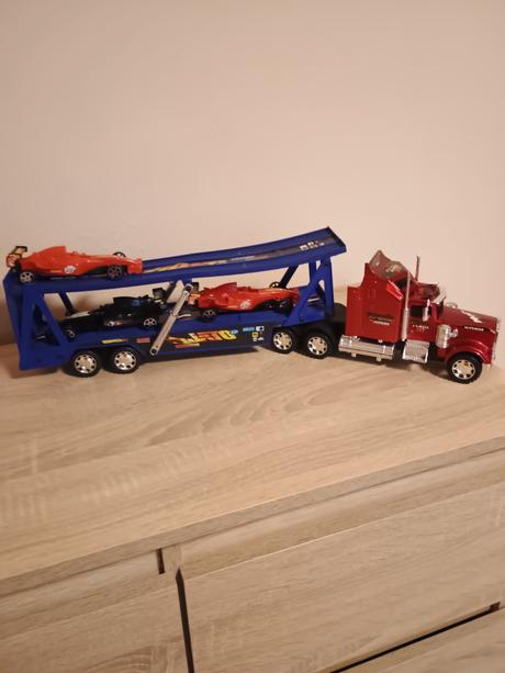 Kamión s prīvesom a autami, 