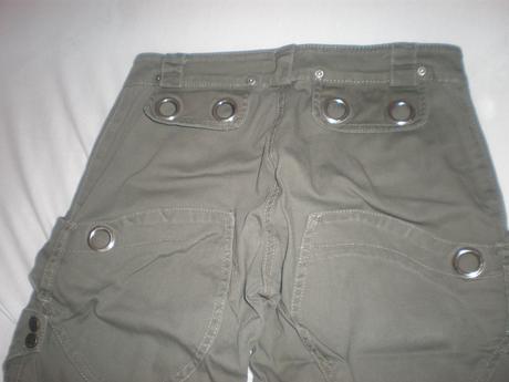 Khaki nohavice, 28