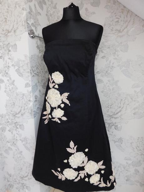 Kvalitne velmi pekne korzetove šaty, 38