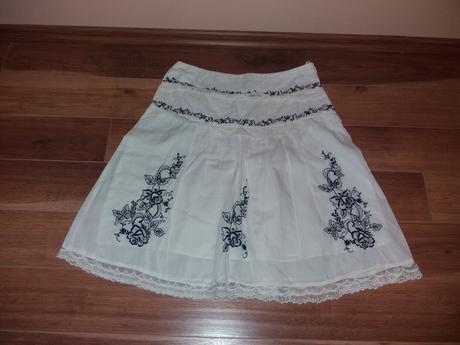 Vyšívaná sukňa, m