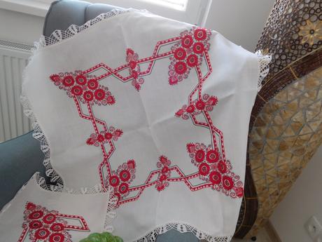 Červená ručná výšivka na bielom podklade,