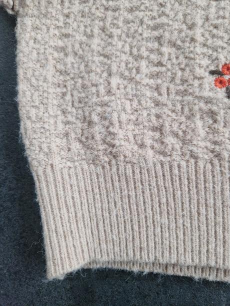 Béžový pulóver s kvietkami, s