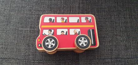 Dreveny autobus na kolieskach,