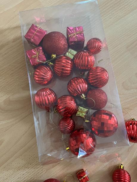 Červené vianočné ozdoby, 