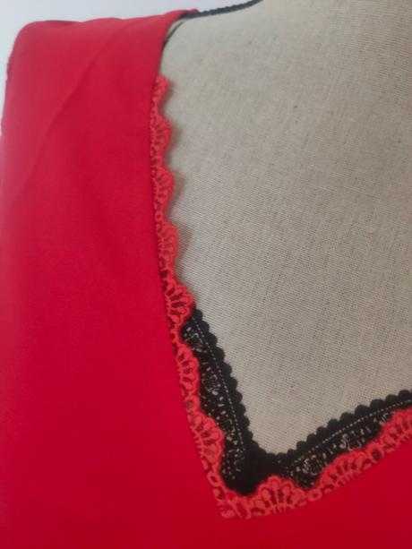 S krajkou na chrbte, s