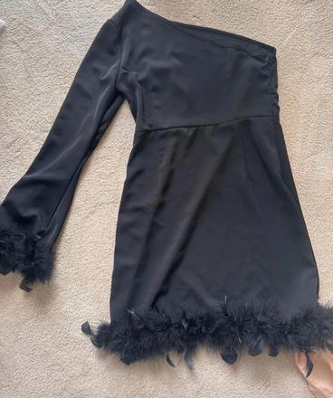 Čierne šaty na jedno rameno s perím, s