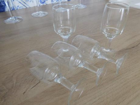 Sklenené poháre na nožičke, 