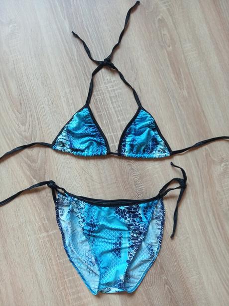 Ziarivé modré plavky, s