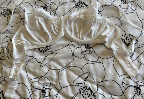 Podprsenka s kosticami, kvietkami a čipkou 85-90 c, 85c