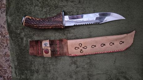 Ručne vyrobeny nozik v kozenom puzdre,