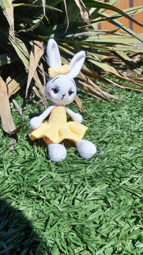 Háčkovaný zajačik v šatičkách, 