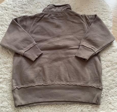 Siva mikina s klokanim vreckom, 86