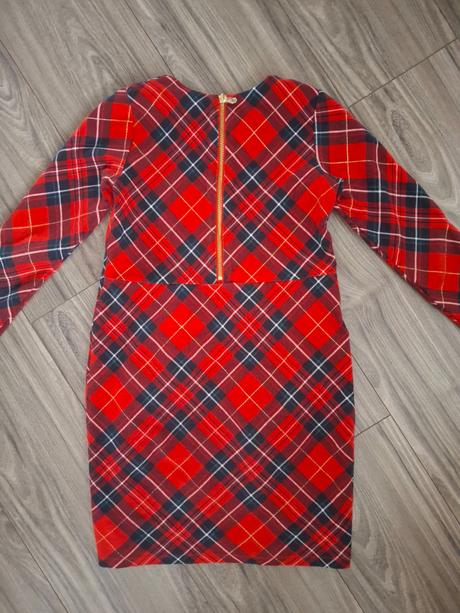 Kárované vianočné šaty, 134