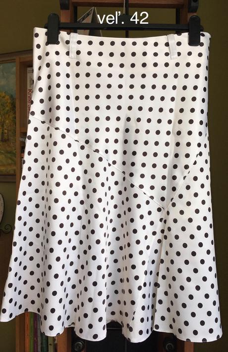 Saténová sukňa, 42