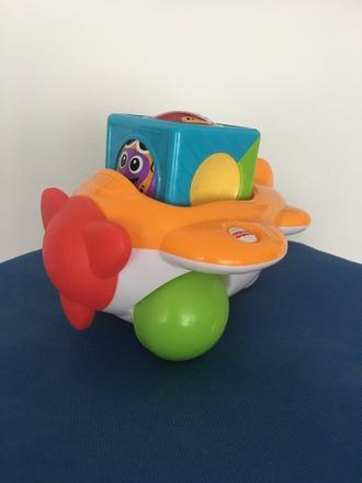 Lietadlo s veselou kockou a guličkou fisher price, 