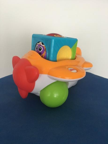 Lietadlo s veselou kockou a guličkou fisher price, 