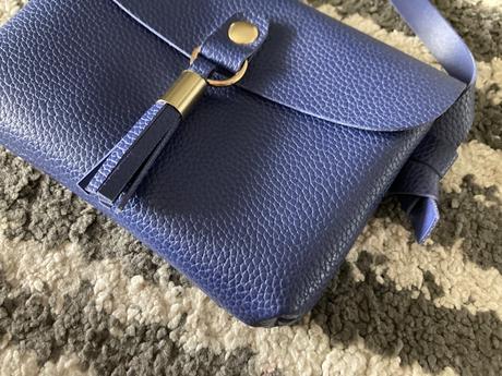 Malá modrá kabelka, reserved