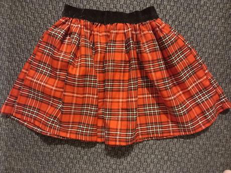 Predám dievčenskú sukňu veľ. 146 cm, 146